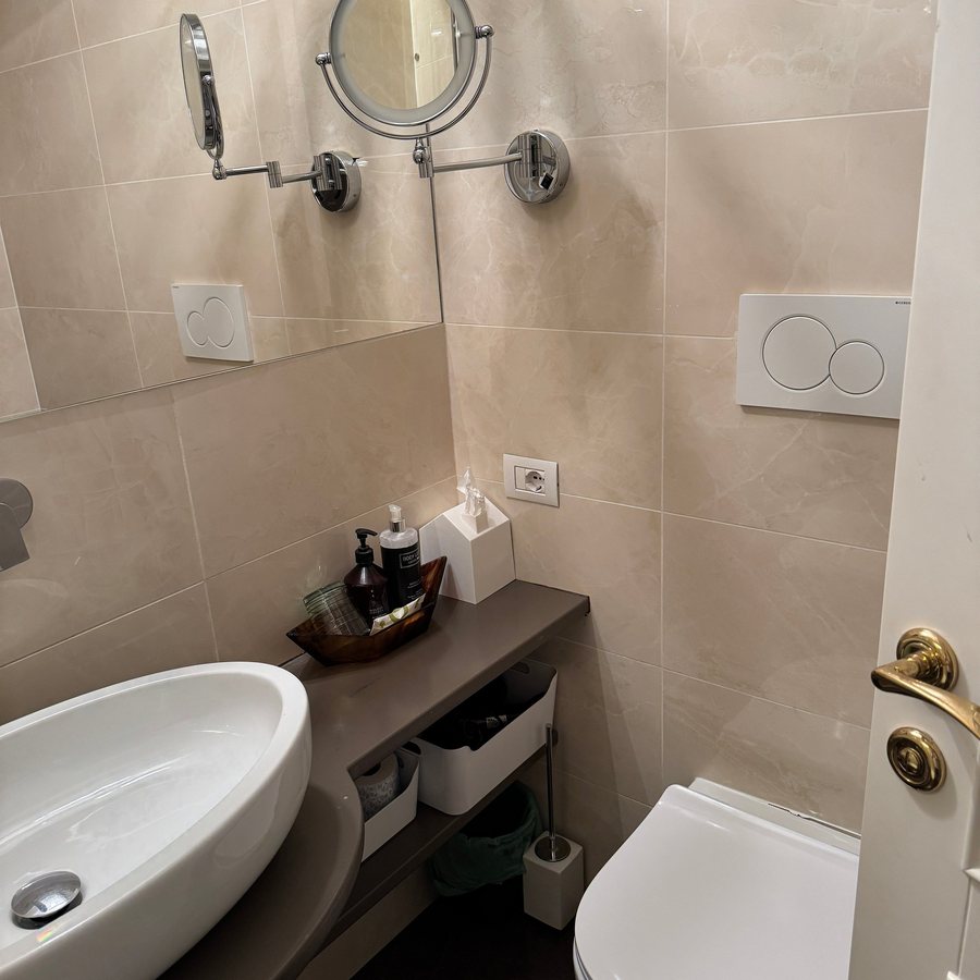 Palazzo Caruso — Bathroom