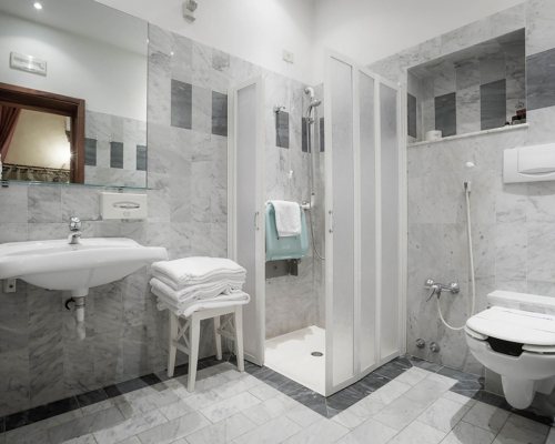Palazzo dal Borgo — Bathroom