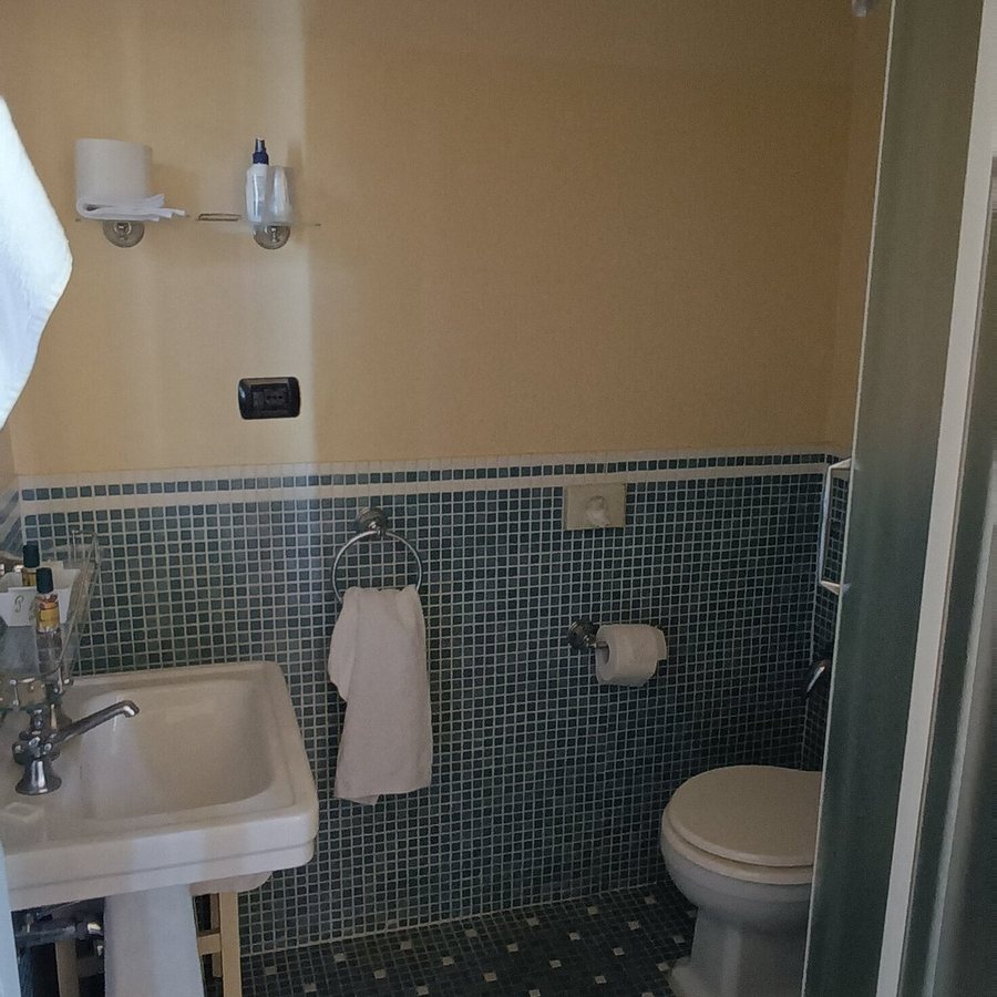 Palazzo Gamba — Bathroom
