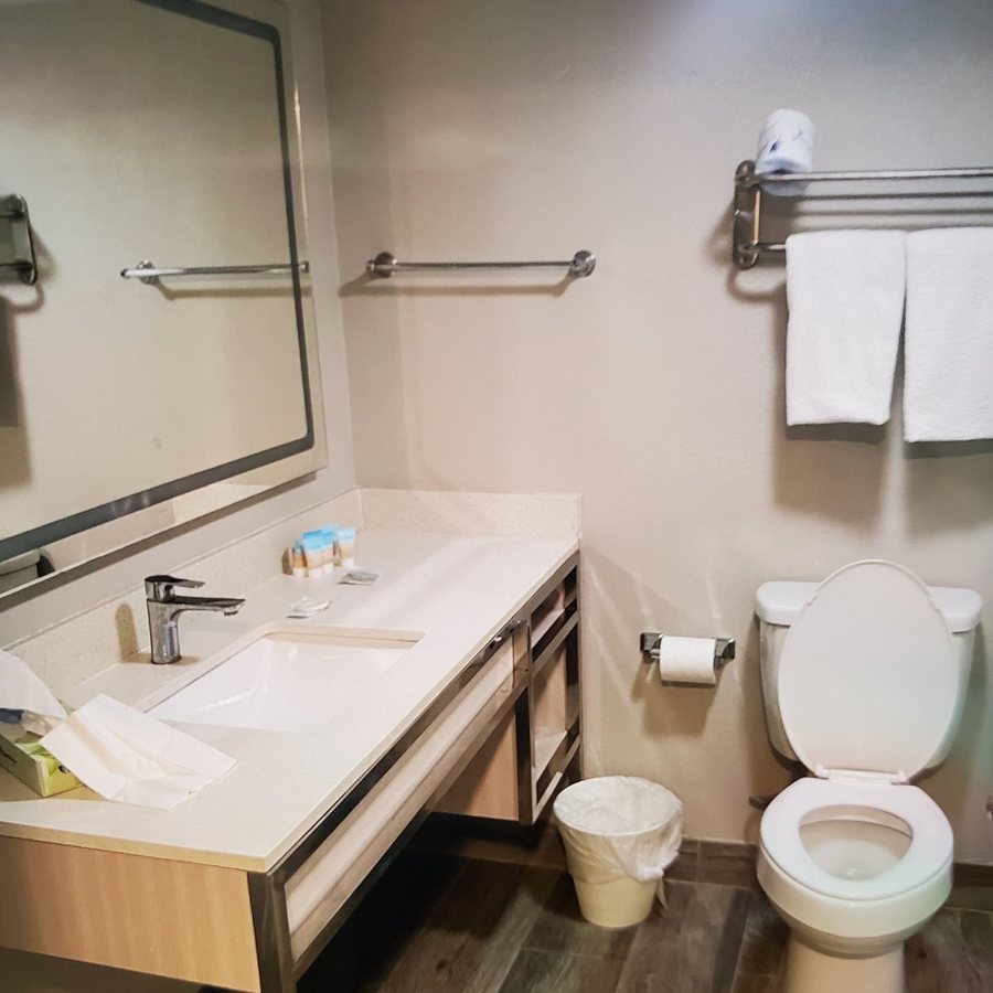 Palazzo Lakeside Hotel — Bathroom