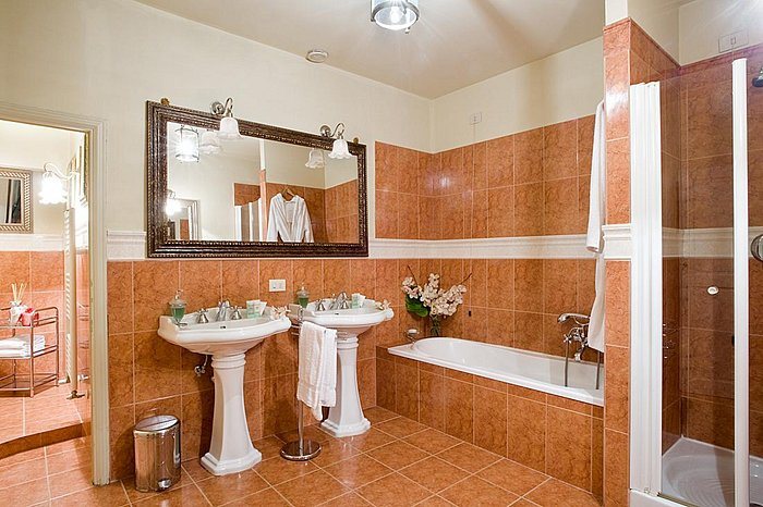 Palazzo Mannaioni Suites — Bathroom