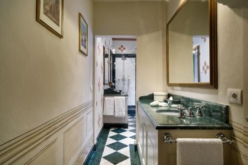 Palazzo Niccolini al Duomo — Bathroom