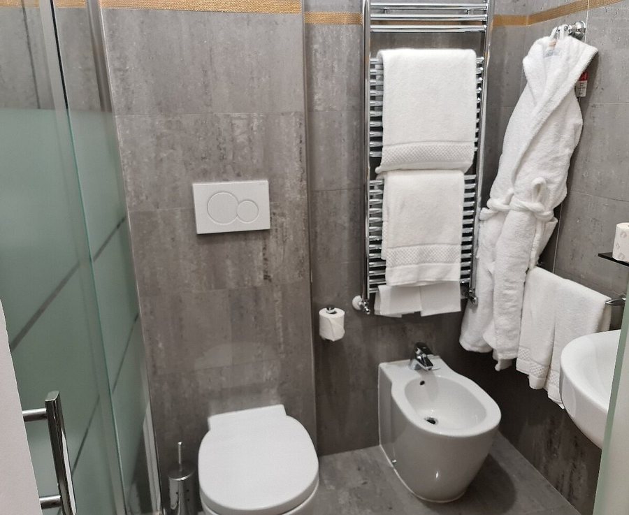 Palazzo Porta Romana — Bathroom