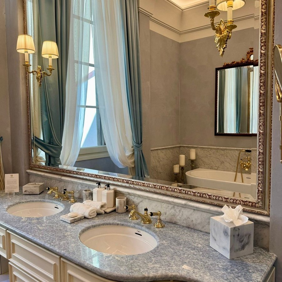 Palazzo Portinari Salviati — Bathroom