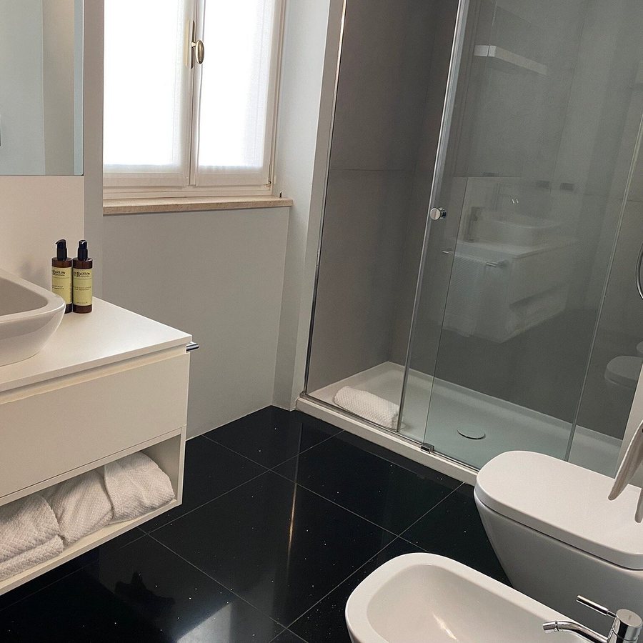 Palazzo Scanderbeg — Bathroom