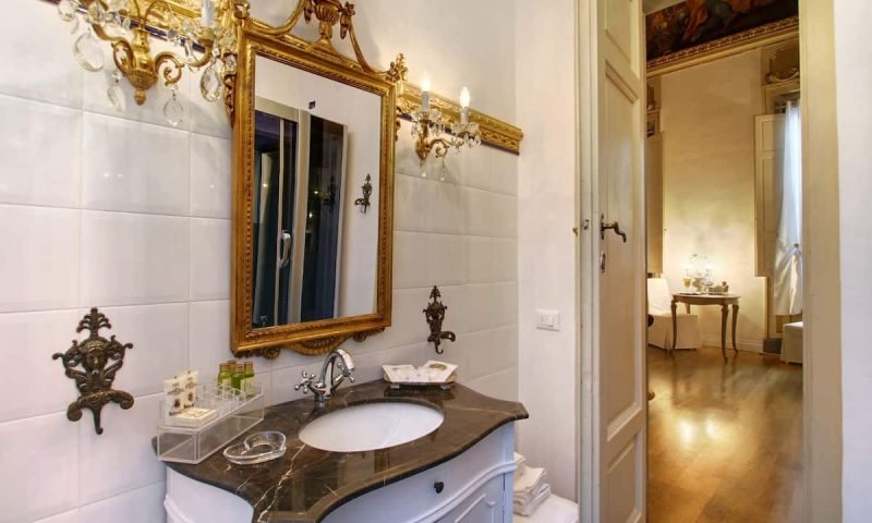 Palazzo Tolomei Residenza d Epoca — Bathroom