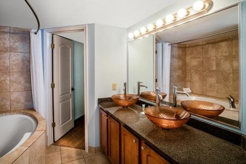 Palette Resort Myrtle Beach by OYO — Bathroom