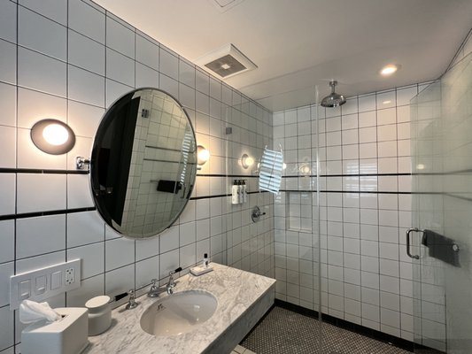 Palihotel Culver City — Bathroom
