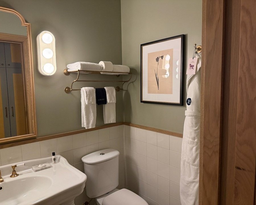 Palihouse Hyde Park Village — Bathroom