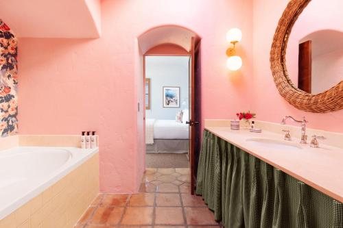 Palihouse Santa Barbara — Bathroom