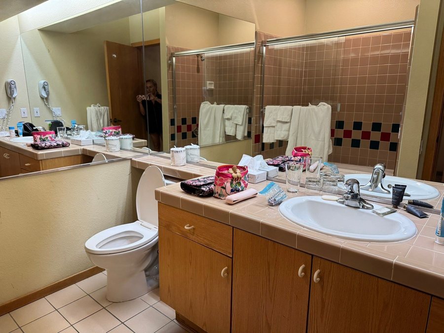 Palisades Tahoe Lodge — Bathroom