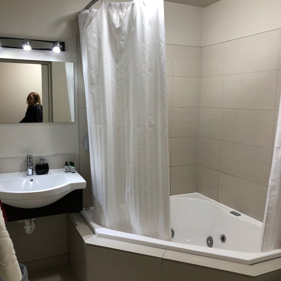 Palm Court Motel — Bathroom