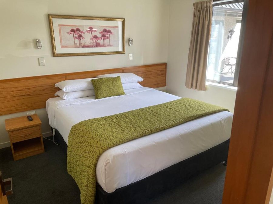 Palm Court Motel — Guest room