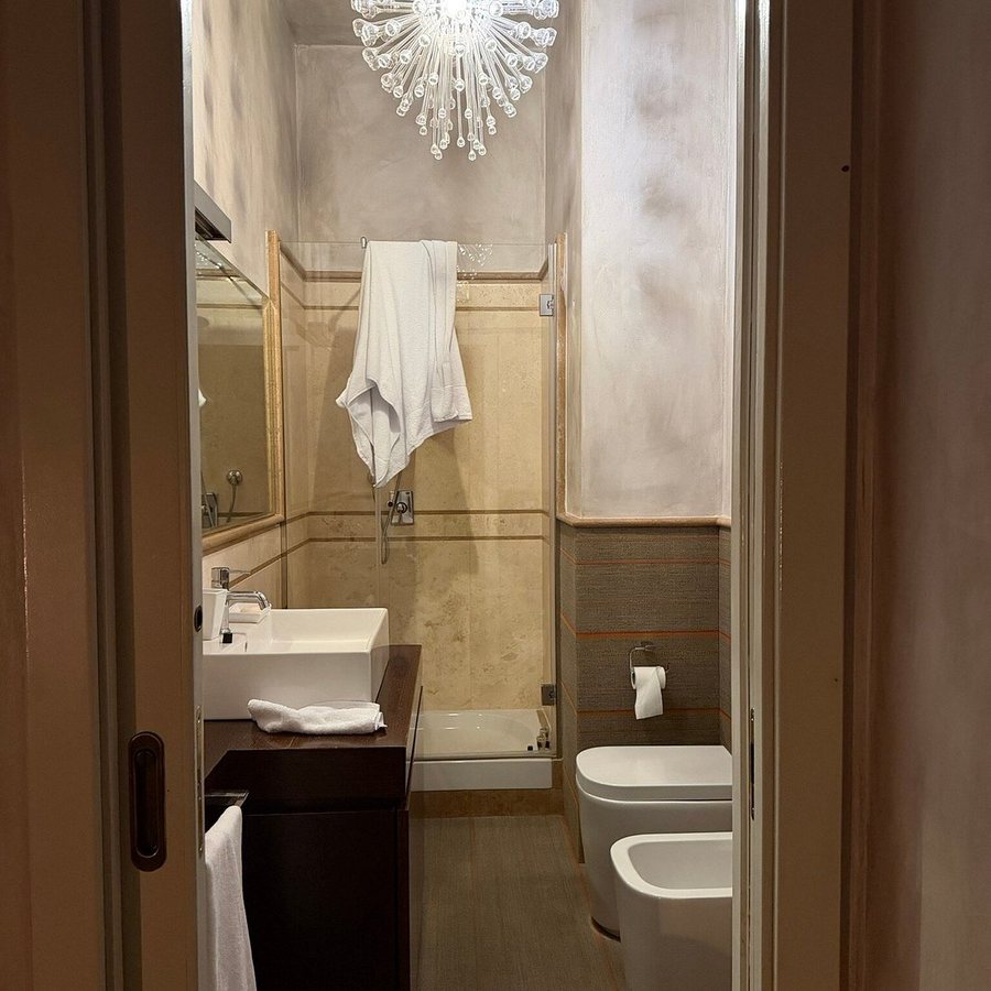 Palm Gallery Hotel — Bathroom