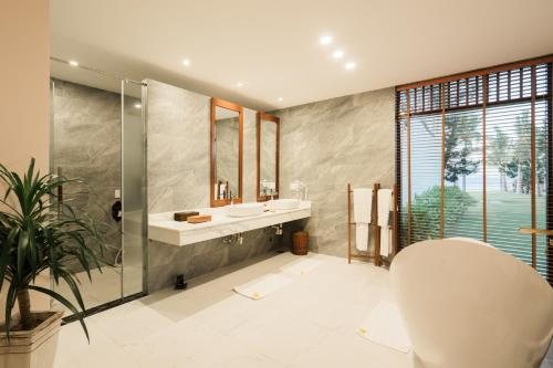 Palm Garden Beach Resort Spa — Bathroom