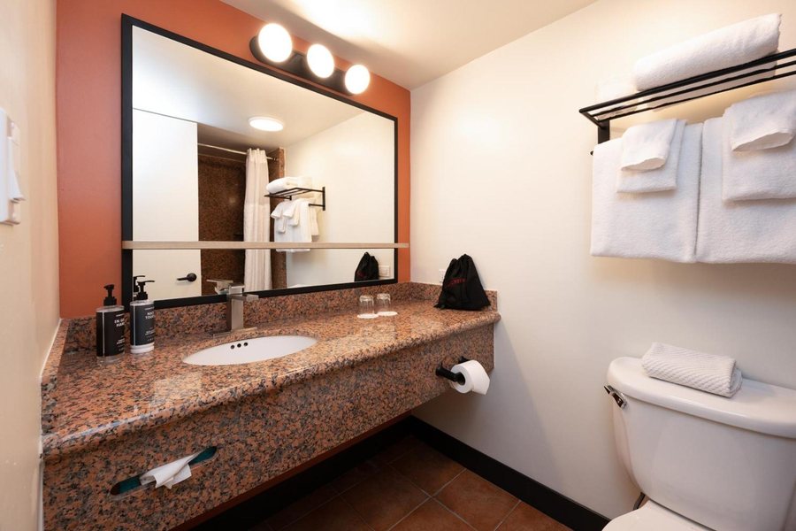Palm Mountain Resort Spa — Bathroom