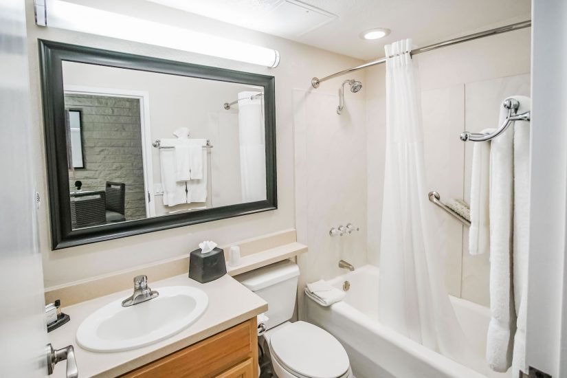 Palm Springs Tennis Club — Bathroom