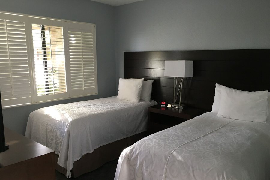 Palm Springs Tennis Club — Guest room