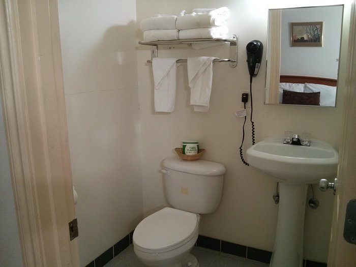 Palms Motel — Bathroom