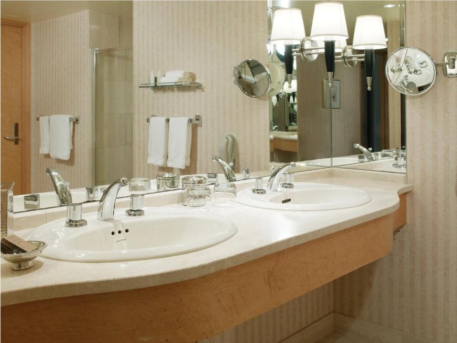 Pan Pacific Vancouver Vancouver British Columbia — Bathroom