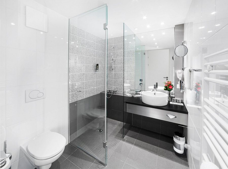 Pannonia Tower Hotel Parndorf — Bathroom