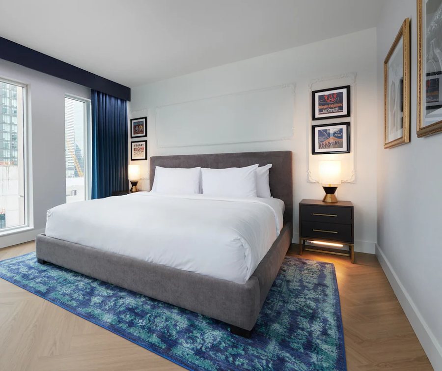 Pantages Hotel Toronto Centre Toronto Ontario — Guest room
