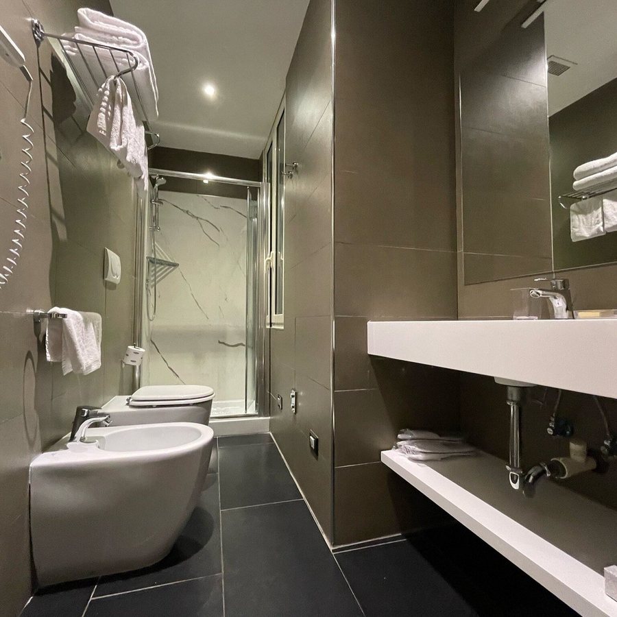 Pantheon Inn — Bathroom