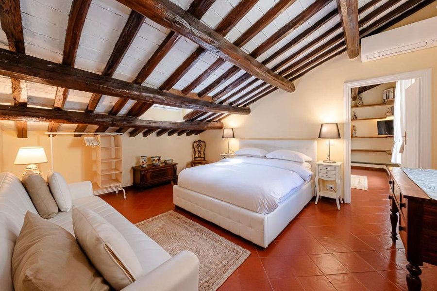 Pantheon Inn — Guest room