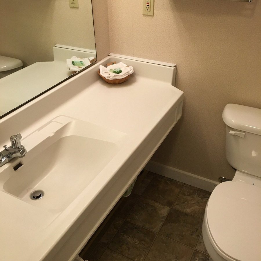 Paradise Inn Suites — Bathroom