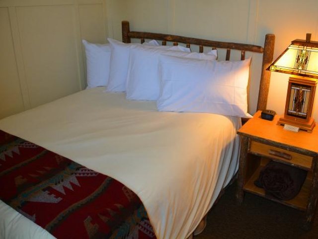 Paradise Inn Suites — Guest room