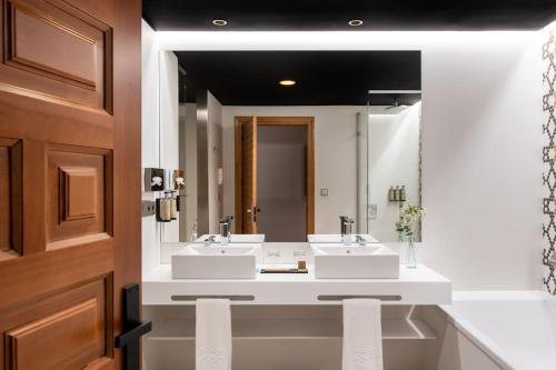 Parador de Benavente — Bathroom