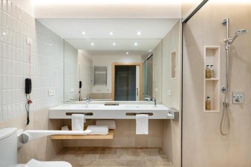 Parador de Calahorra — Bathroom