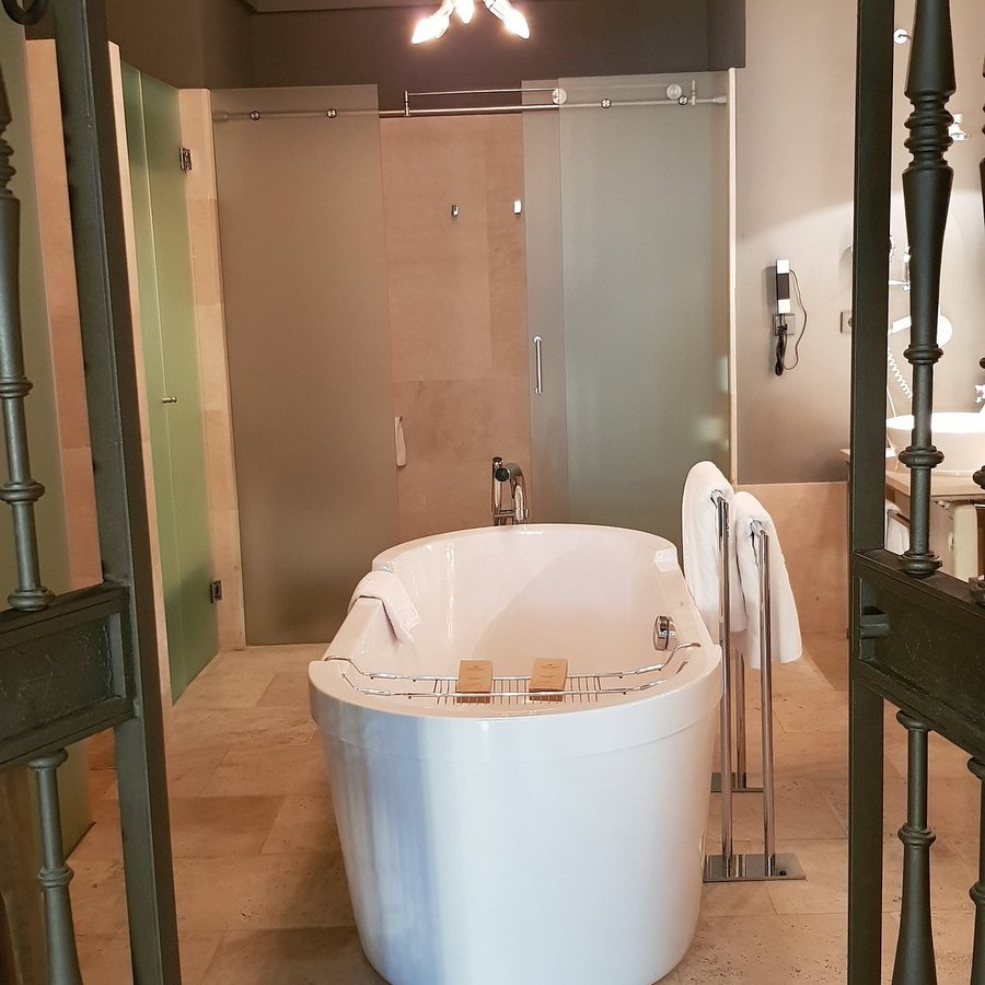 Parador de Chinchon — Bathroom