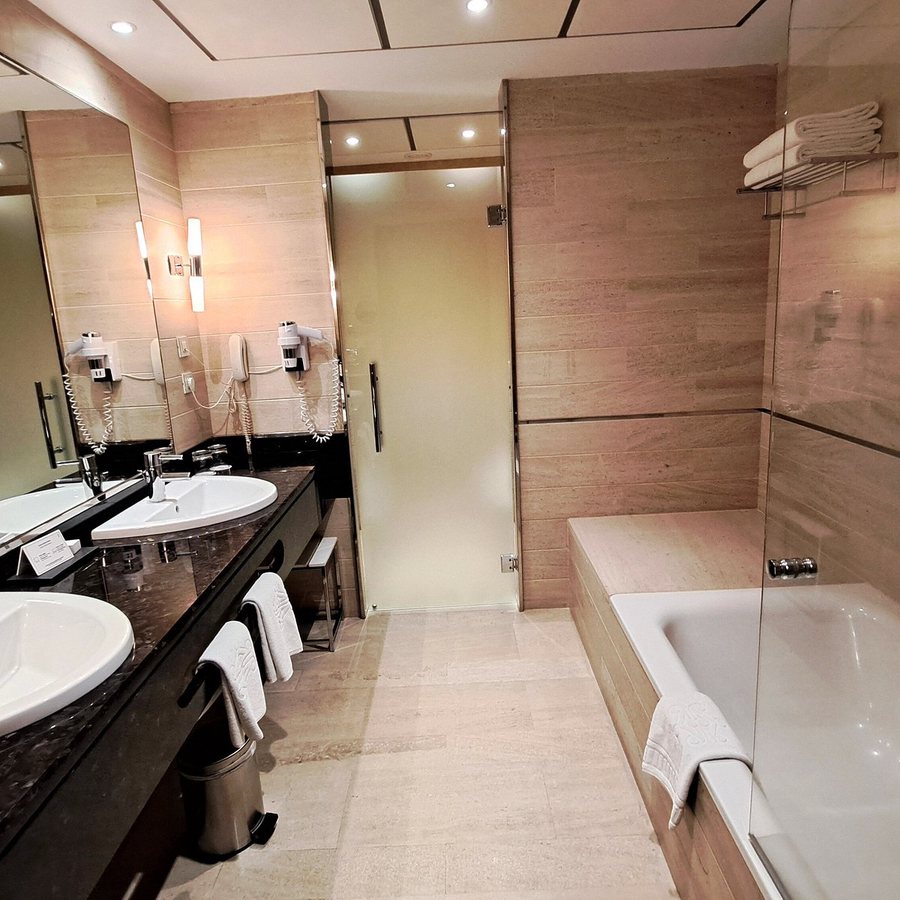 Parador de Corias — Bathroom