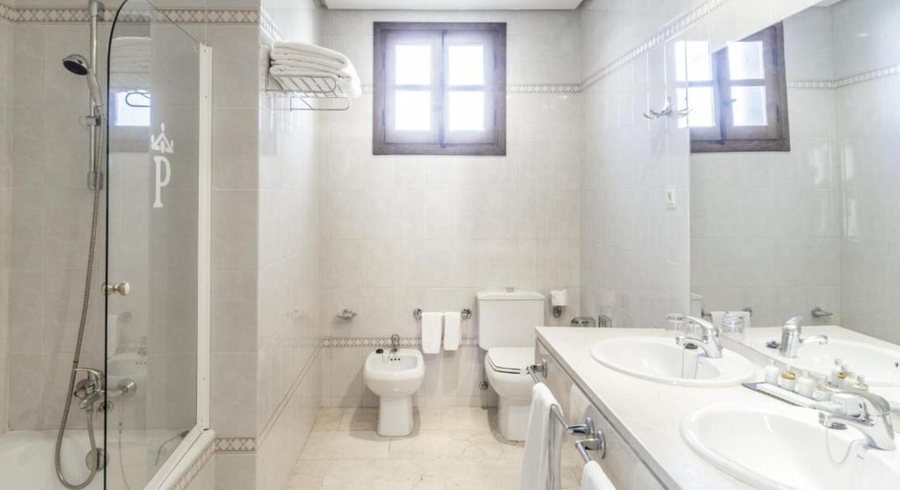 Parador de Zafra — Bathroom