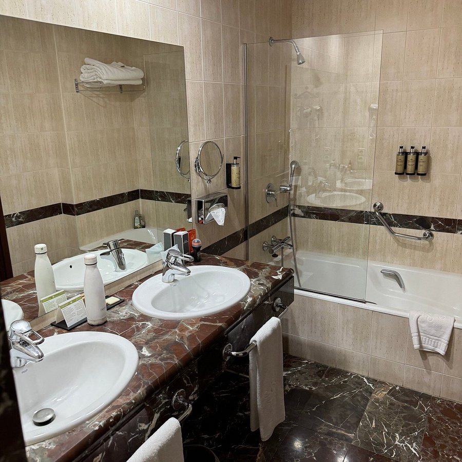 Parador de Zamora — Bathroom