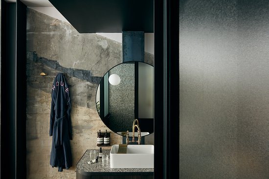 Paramount House Hotel — Bathroom