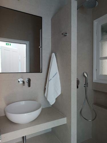 Paraporti Hotel — Bathroom