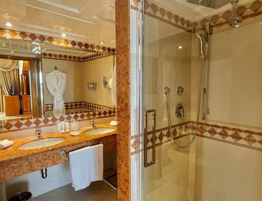 Parco dei Principi Grand Hotel SPA — Bathroom
