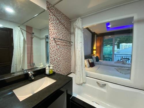 Paripas Patong Resort — Bathroom