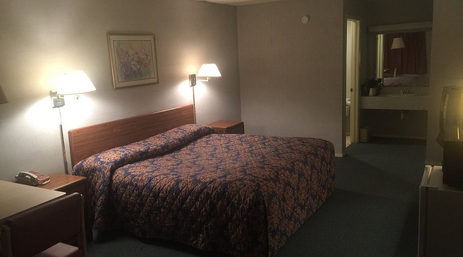 Paris Inn Suites — Guest room
