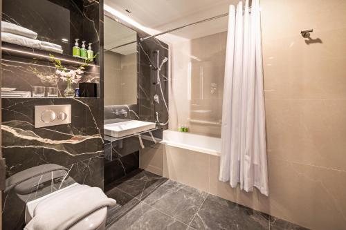 Park Avenue Rochester Hotel — Bathroom