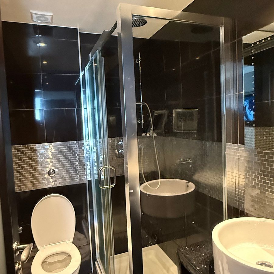 Park Grand Mayfair — Bathroom