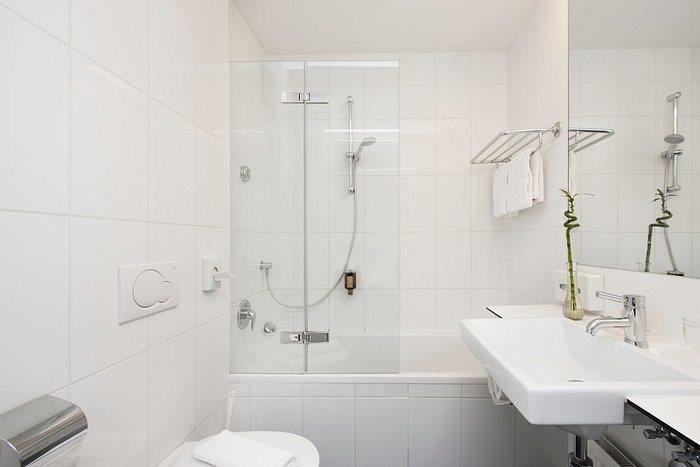 Park Hotel — Bathroom