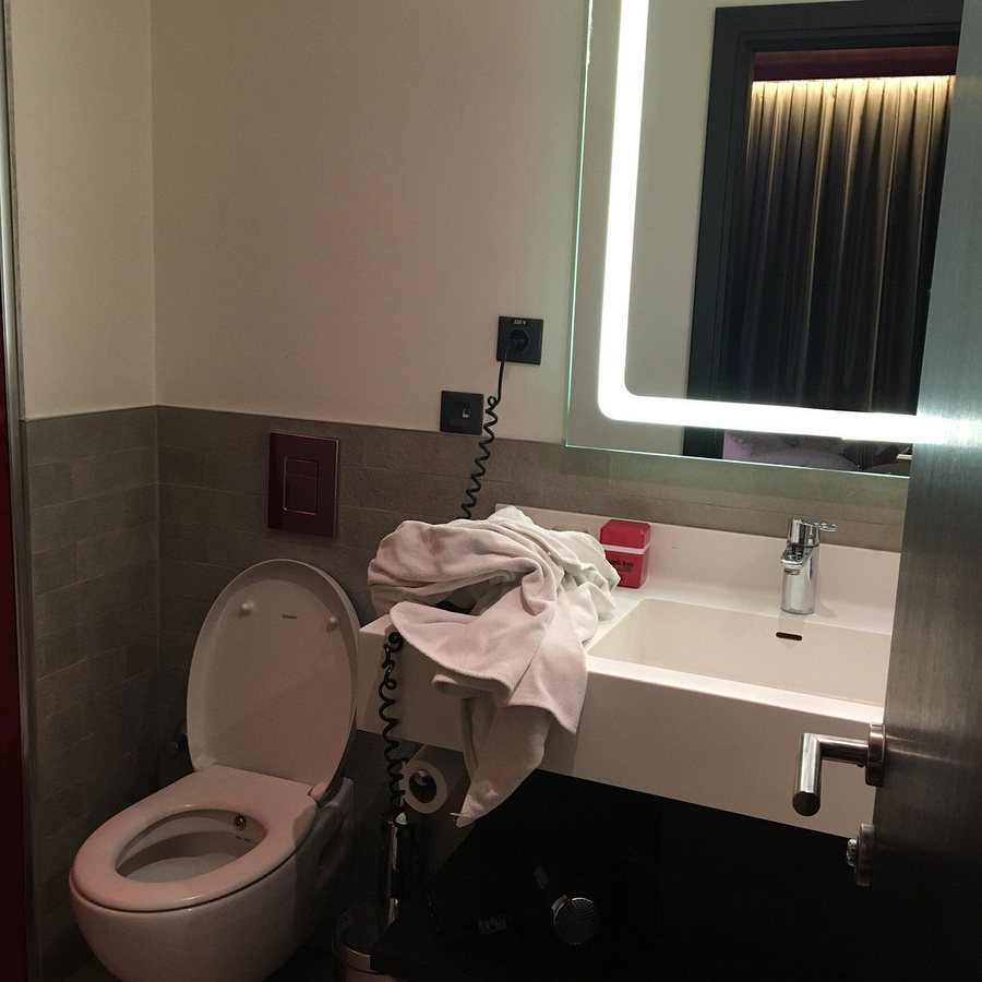 Park Inn by Radisson Istanbul Ataturk Airport — Bathroom
