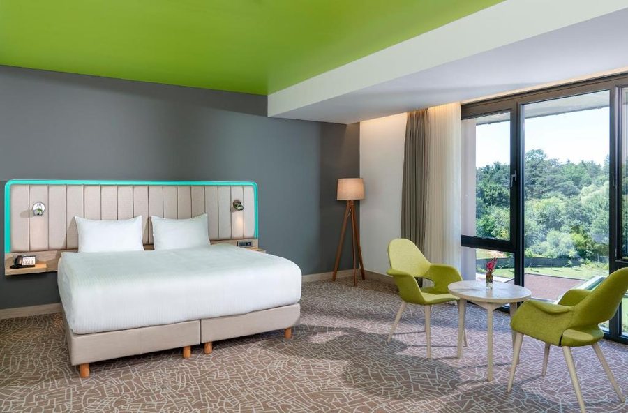Park Inn by Radisson Istanbul Ataturk Airport — Guest room