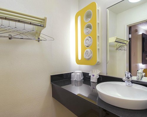 Park Inn by Radisson Las Vegas Tropicana Las Vegas Nevada — Bathroom