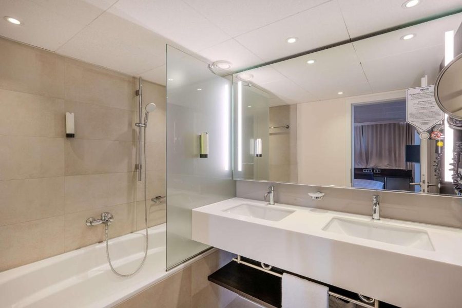 Park Inn by Radisson Thornton — Bathroom