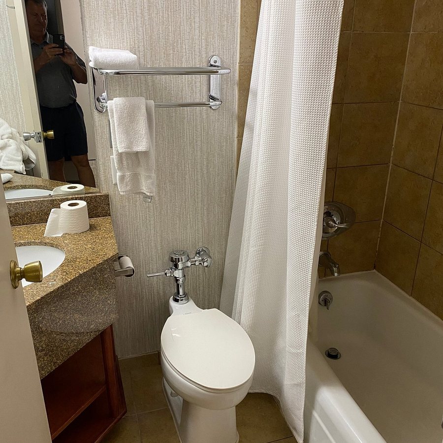 Park Place Hotel Conference Center — Bathroom