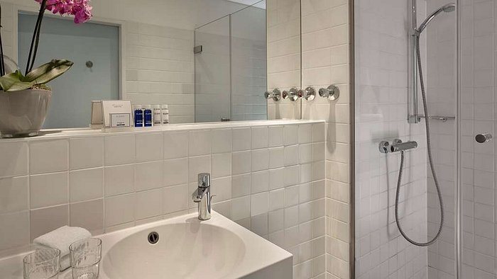 Park Plaza Berlin — Bathroom